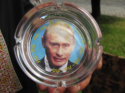 У Чернівцях продають попільнички із цитатою "народного хіта" про Путіна (ФОТО)
