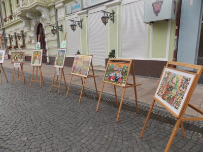 На Алеї доброти Петрівського ярмарку продають випічку «Голуби миру»