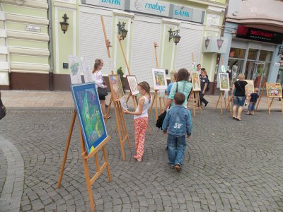 На Алеї доброти Петрівського ярмарку продають випічку «Голуби миру»