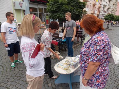 На Алеї доброти Петрівського ярмарку продають випічку «Голуби миру»