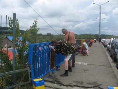 У кольори прапора чернівчани розмалювали перила мосту поблизу Калинки