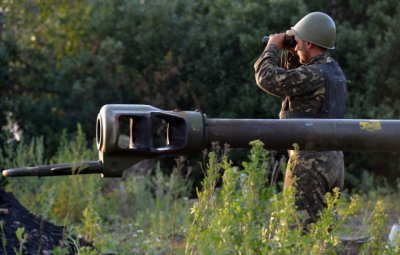 На Луганщині тривають бої. До бойовиків йде підкріплення – колона бронетехніки