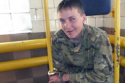 До полоненої льотчиці Надії Савченко не пускають консула України