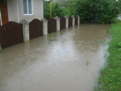 У Хотині за дві години підтопило десятки помешкань (ФОТО)