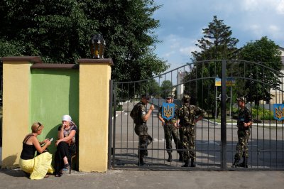 Родичі військових буковинців знову пікетували колишній 300 полк (ФОТО)