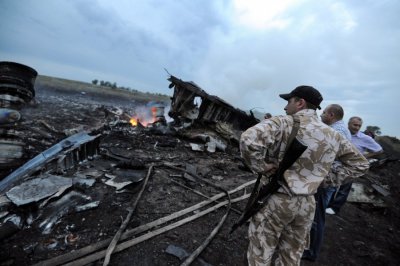 Бойовики відбирають всі речові докази у рятувальників ДСНС, які працюють на місці падіння "Боїнга"