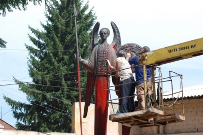 У Чернівцях невідомі облили фарбою пам'ятник Буковинському куреню