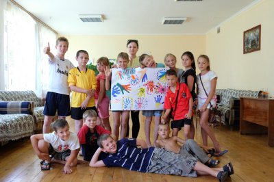 Діти зі Сходу грають у Чернівцях у волейбол та малюють