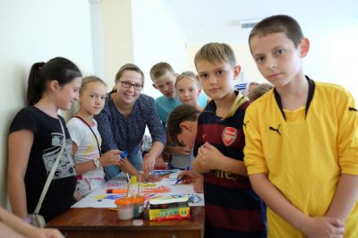 Діти зі Сходу грають у Чернівцях у волейбол та малюють