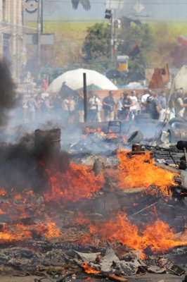 На Майдані горять шини, протестувальники чинять опір правоохоронцям (ФОТО)