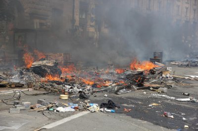 На Майдані горять шини, протестувальники чинять опір правоохоронцям (ФОТО)