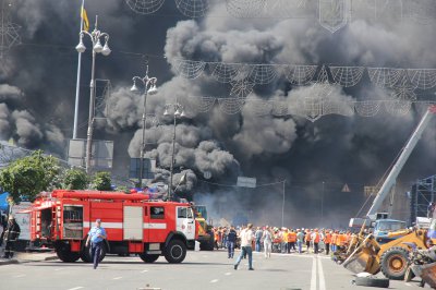 На Майдані горять шини, протестувальники чинять опір правоохоронцям (ФОТО)