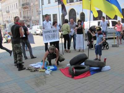 Сбербанк Росії в Чернівцях пікетували з коктейлями Молотова (ФОТО)