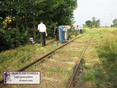 На Буковині невідомі вкрали "Москвич" і проїхались ним по залізничній колії (ФОТО)