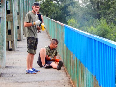 У Вижниці вже другий день розфарбовують міст в національні кольори