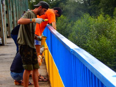 У Вижниці вже другий день розфарбовують міст в національні кольори