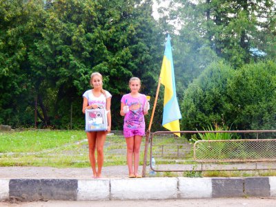 У Вижниці вже другий день розфарбовують міст в національні кольори