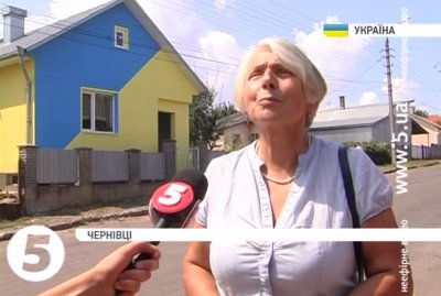 У Чернівцях пенсіонерка пофарбувала свій будинок у синьо-жовтий колір