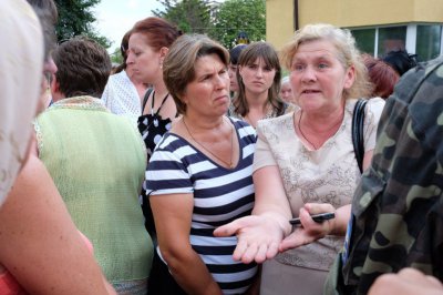 Біля 300 полку в Чернівцях знову мітингують матері