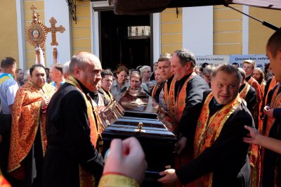 У Чернівцях попрощалися із загиблим священиком та його дружиною (ФОТО)