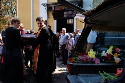 У Чернівцях попрощалися із загиблим священиком та його дружиною (ФОТО)