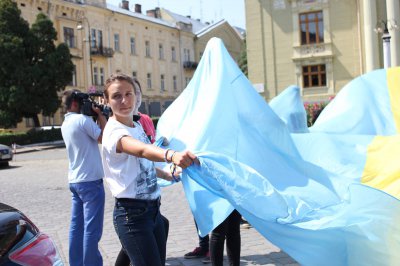 Діти з Краматорська розгорнули 20-метровий прапор України в Чернівцях (ФОТО)