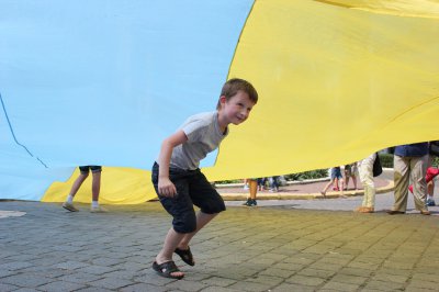 Діти з Краматорська розгорнули 20-метровий прапор України в Чернівцях (ФОТО)