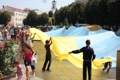 Діти з Краматорська розгорнули 20-метровий прапор України в Чернівцях (ФОТО)