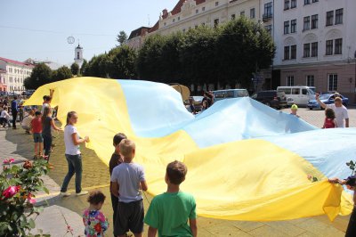 Діти з Краматорська розгорнули 20-метровий прапор України в Чернівцях (ФОТО)