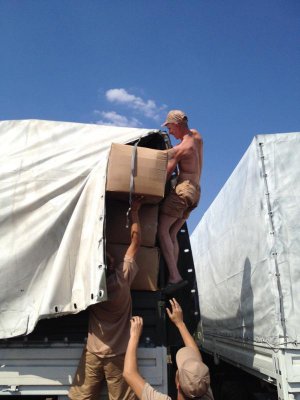 Російський "гуманітарний конвой" їде до прикордонного пункту, який контролюють бойовики 