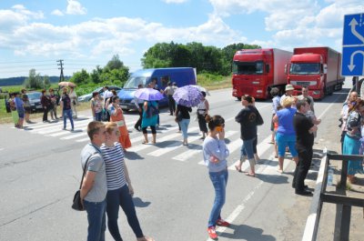 На Буковині знову перекрили трасу