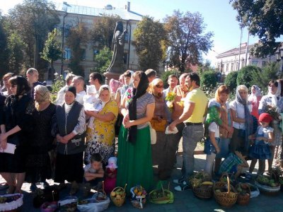 У Чернівцях біля церков освячують фрукти (ФОТО)