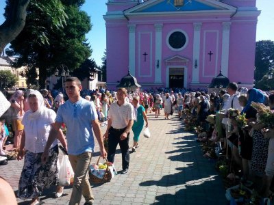 У Чернівцях біля церков освячують фрукти (ФОТО)