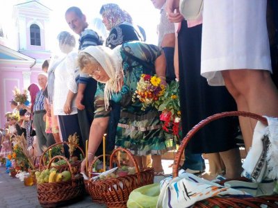 У Чернівцях біля церков освячують фрукти (ФОТО)