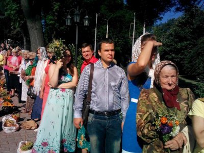 У Чернівцях біля церков освячують фрукти (ФОТО)