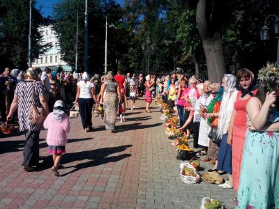 У Чернівцях біля церков освячують фрукти (ФОТО)