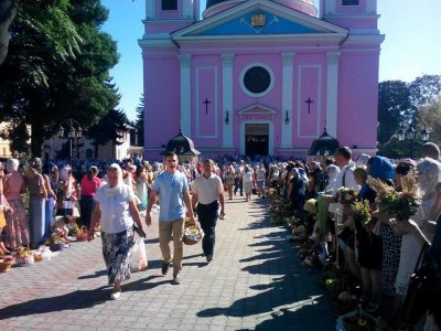 У Чернівцях біля церков освячують фрукти (ФОТО)