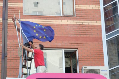 Чернівчани встановили на багатоповерхівці прапори України та Євросоюзу