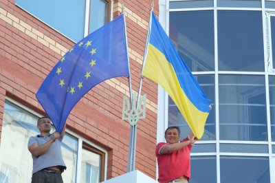 Чернівчани встановили на багатоповерхівці прапори України та Євросоюзу