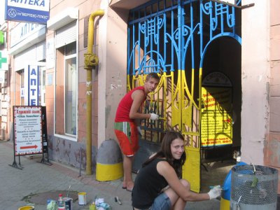 Стару браму в центрі Чернівців розфарбували в синьо-жовті кольори (ФОТО)