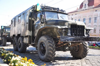 Депутати міськради придбали 4 машини для військових (ФОТО)