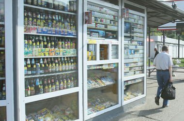 За незаконну торгівлю алкоголем та цигарками у Чернівцях оштрафували півсотні підприємців