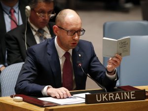 Яценюк закликав країни світу не скасовувати санкції проти Росії