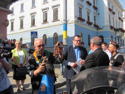 У Чернівці приїхали польські байкери вшанувати пам'ять Катинської трагедії (ФОТО)