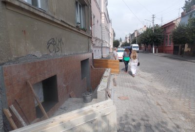 У центрі Чернівців під самовільне будівництво зайняли півтротуару