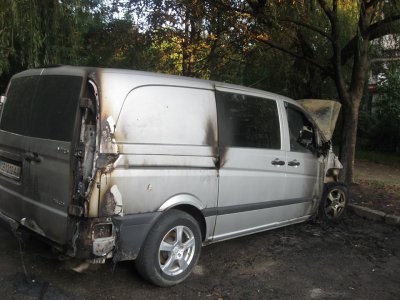 У Чернівцях невідомі спалили автомобіль громадського активіста (ФОТО)