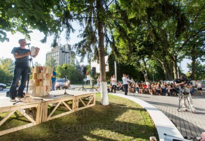 Жадан та Іздрик зачитали поезію на зупинці посеред Чернівців (ФОТО)