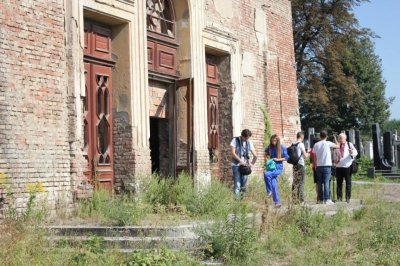 Поети в Чернівцях читали вірші на кладовищі (ФОТО)