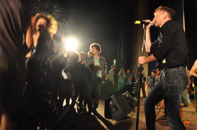 На концерті Жадана чернівчани влаштували танцмайданчик просто на сцені (ВІДЕО)