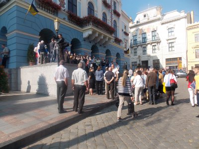 Під ратушею штовханина — зібрався "тарифний" мітинг